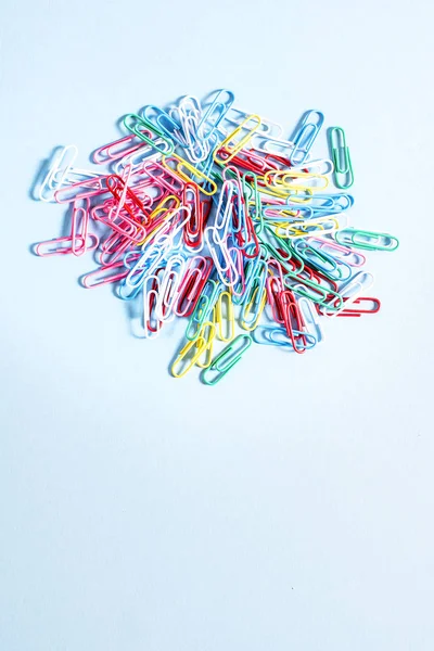 Yığın çok renkli ataç