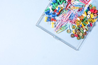 Çok renkli düğmeler ve ataç bir kutu içinde bir dizi ileti örneği yapılan