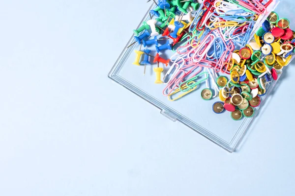 Çok renkli düğmeler ve ataç bir kutu içinde bir dizi ileti örneği yapılan