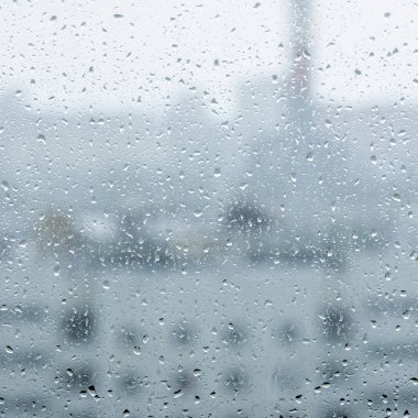 Cam ve balkon şehrin görünümü bir damla
