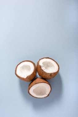 Hindistan cevizi üç yarısı