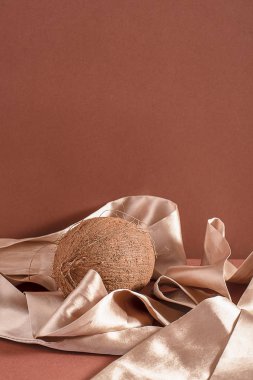 Bir bütün Hindistan cevizi ve şerit