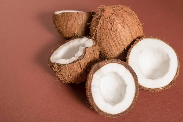 Pedaços de coco partido e coco inteiro — Fotografia de Stock