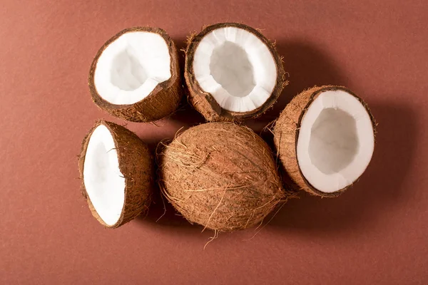 Pedaços de coco partido e coco inteiro — Fotografia de Stock