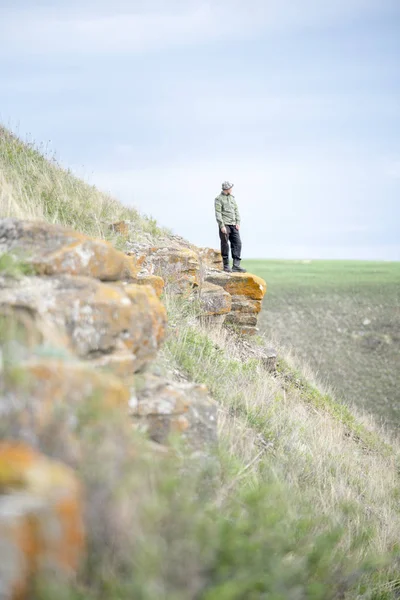 Bir kaya üzerinde tek tip duran bir adam