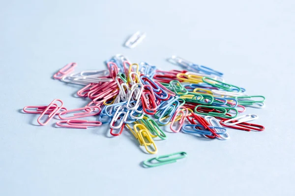 Yığın çok renkli ataç