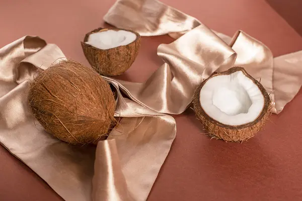 Цілі та розбиті кокоси та стрічки — стокове фото