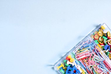 Çok renkli düğmeler ve ataç bir kutu içinde bir dizi ileti örneği yapılan