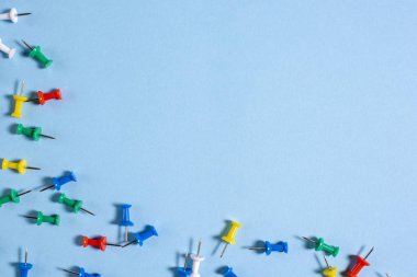 Mavi zemin üzerine iğneler ile çok renkli ileti örneği düğme