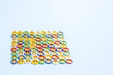 Mavi bir arka plan üzerinde çok renkli ileti örneği düğmesi