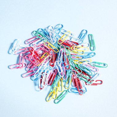 Yığın çok renkli ataç