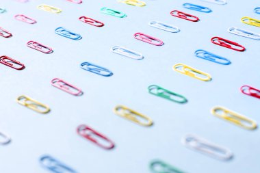 Satırda çok renkli ataç