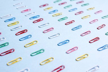 Satırda çok renkli ataç