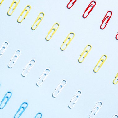 Satırda çok renkli ataç