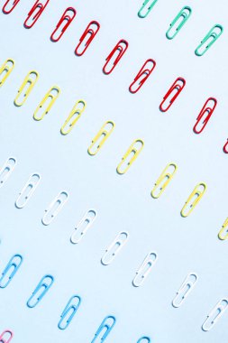 Satırda çok renkli ataç