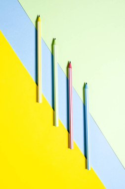 Güzel kalem üç renk arka planda çok renkli çizgili