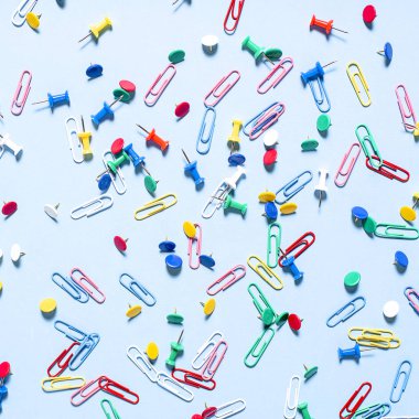 Renkli düğmeler ve ataşları şeklinde ofis, banka donatımı