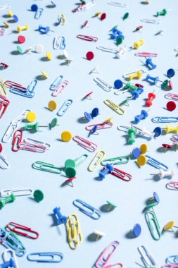 Renkli düğmeler ve ataşları şeklinde ofis, banka donatımı