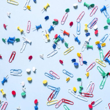 Renkli düğmeler ve ataşları şeklinde ofis, banka donatımı