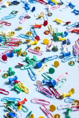 Renkli düğmeler ve ataşları şeklinde ofis, banka donatımı