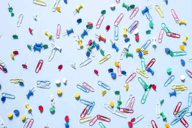 Renkli düğmeler ve ataşları şeklinde ofis, banka donatımı