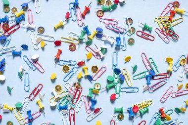 Renkli düğmeler ve ataşları şeklinde ofis, banka donatımı