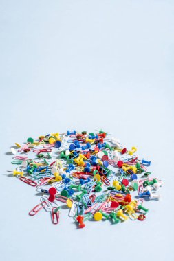 Renkli düğmeler ve ataşları şeklinde ofis, banka donatımı