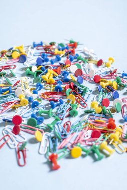 Renkli düğmeler ve ataşları şeklinde ofis, banka donatımı