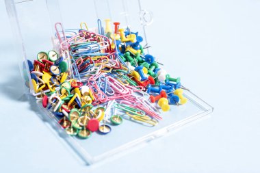 Çok renkli düğmeler ve ataç bir kutu içinde bir dizi ileti örneği yapılan