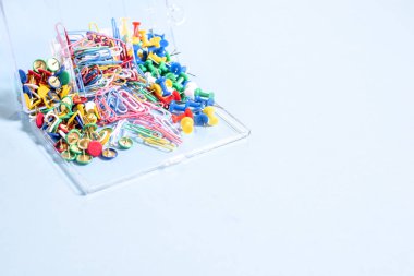 Çok renkli düğmeler ve ataç bir kutu içinde bir dizi ileti örneği yapılan