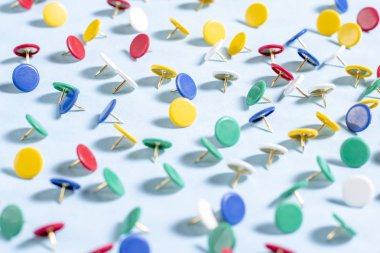 İğne ile çok renkli ileti örneği düğme