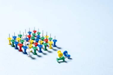 İğneler çok renkli ileti örneği düğmeleri mavi bir arka plan üzerinde yığılmış