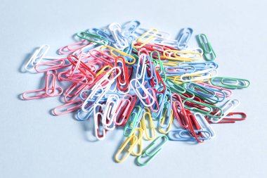 Yığın çok renkli ataç