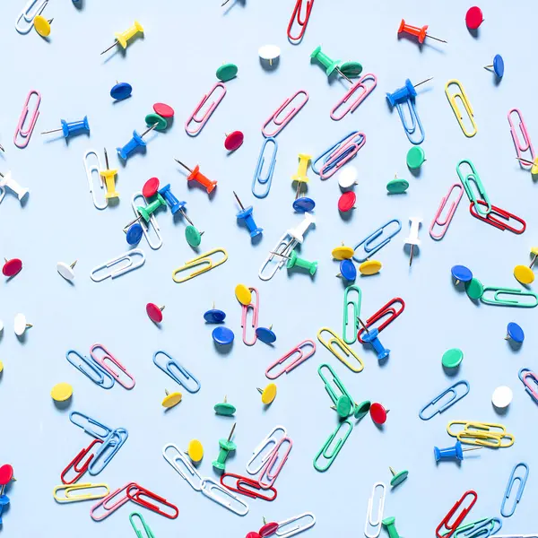 Renkli düğmeler ve ataşları şeklinde ofis, banka donatımı