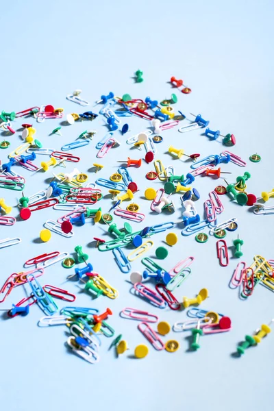 Renkli düğmeler ve ataşları şeklinde ofis, banka donatımı