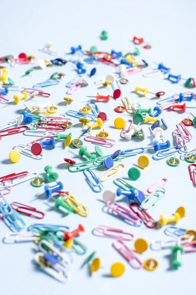 Renkli düğmeler ve ataşları şeklinde ofis, banka donatımı