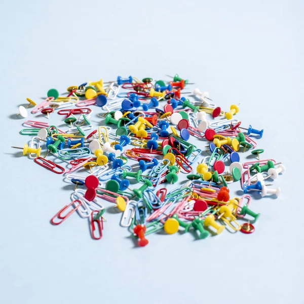 Renkli düğmeler ve ataşları şeklinde ofis, banka donatımı