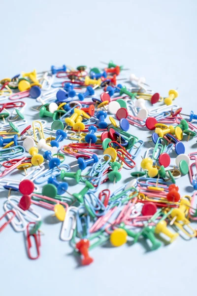 Renkli düğmeler ve ataşları şeklinde ofis, banka donatımı