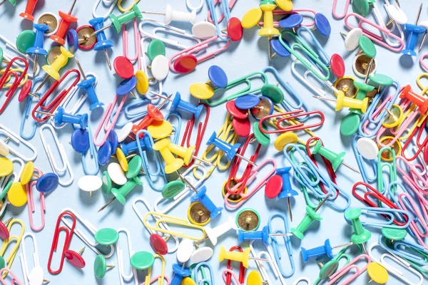 Renkli düğmeler ve ataşları şeklinde ofis, banka donatımı