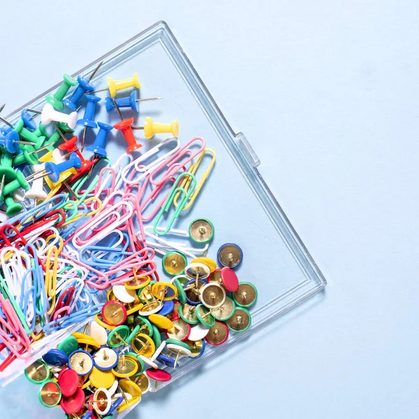 Çok renkli düğmeler ve ataç bir kutu içinde bir dizi ileti örneği yapılan