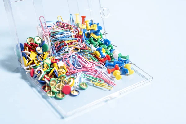 Çok renkli düğmeler ve ataç bir kutu içinde bir dizi ileti örneği yapılan