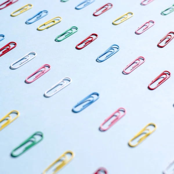 Multi-gekleurde paperclips in rij — Stockfoto