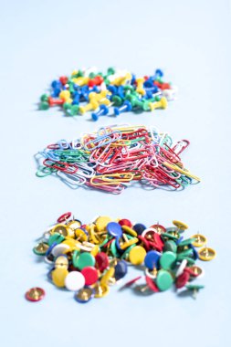 Çok renkli düğmeler ve ataşları mavi arka plan üzerinde farklı yığınları içinde ileti örneği bir dizi yapılmış