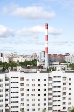 Şehir manzarası ile baca ve çok katlı evler