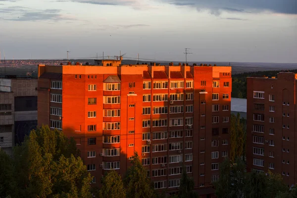 Kırmızı tuğla çok katlı konut