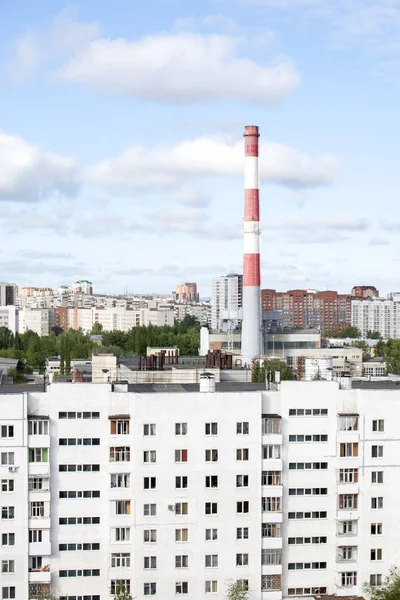 Şehir manzarası ile baca ve çok katlı evler