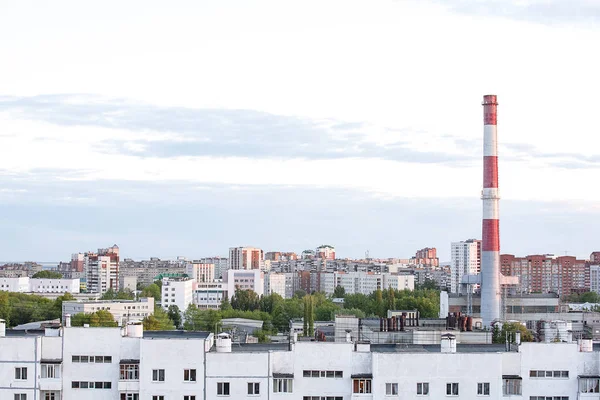 Şehir manzarası ile baca ve çok katlı evler