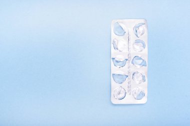 Üzerinde mavi arka plan boş paket üzerinden Tablet kullandım