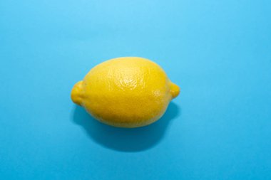 Mavi bir arka plan üzerinde bir bütün Konfit sarı limon