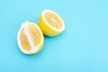 Genelinde ve sarı limon parçaları boyunca üzerinde mavi bir arka plan kesme